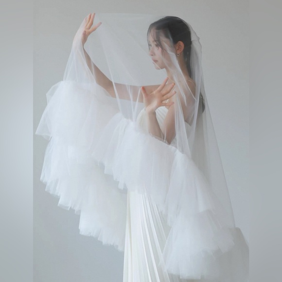 Elegant White Bridal Veil - Picture 4 of 5